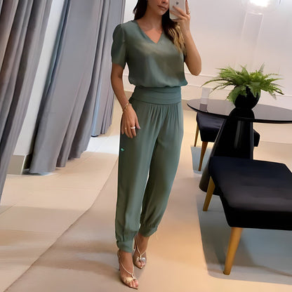 https://cdn.shopify.com/s/files/1/0706/7110/6290/files/alexandra-trendy-set-met-blouse-en-broek-490853_58b243c4-02cc-4b9b-948e-fab2cd873bf2.jpg?v=1722435659