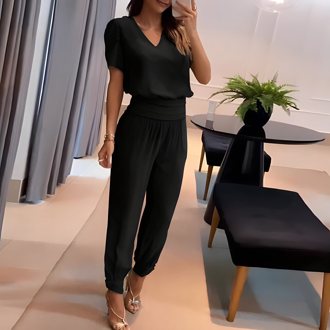 https://cdn.shopify.com/s/files/1/0706/7110/6290/files/alexandra-trendy-set-met-blouse-en-broek-797557_977ae575-c27c-4beb-90fe-6834ba860982.jpg?v=1722435659
