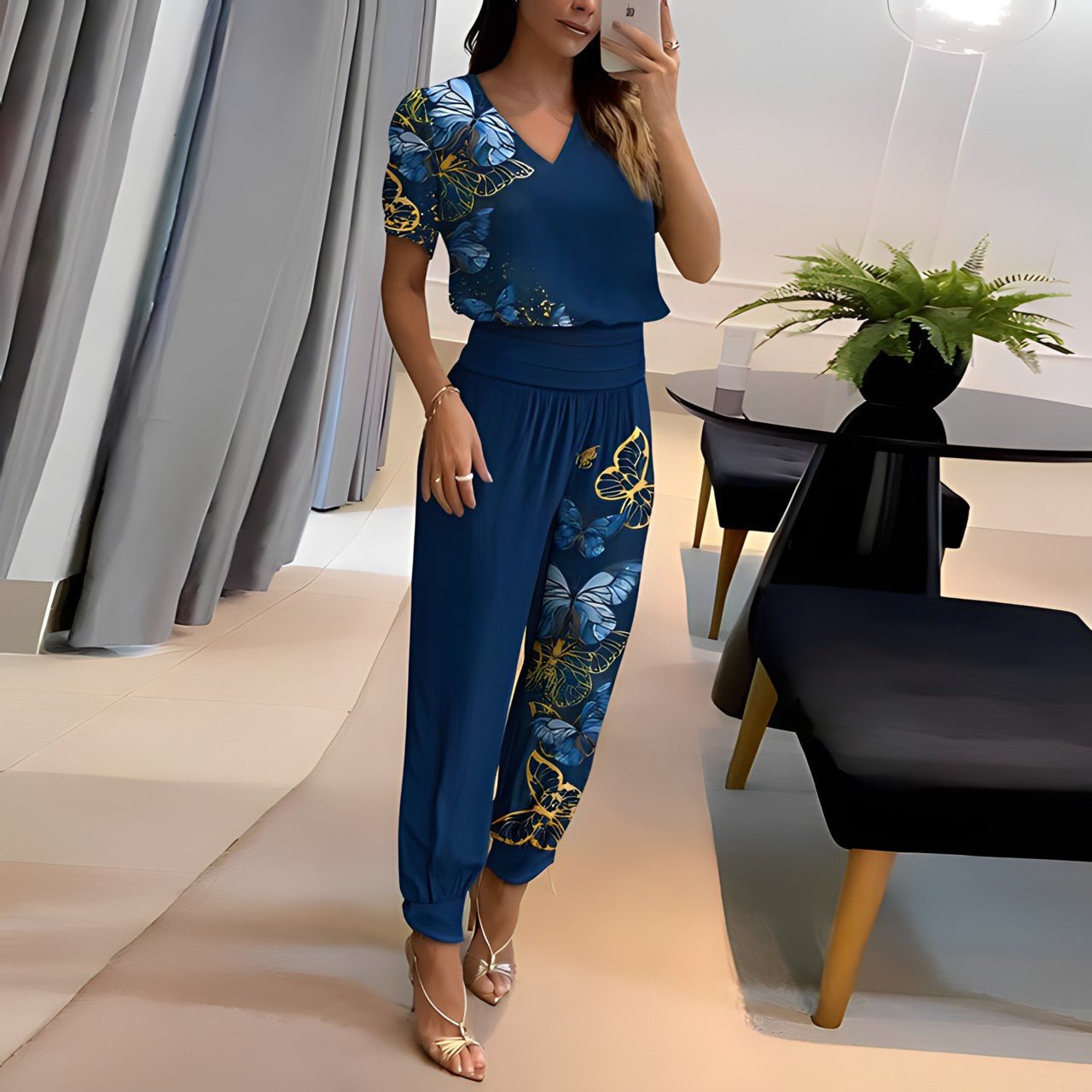 https://cdn.shopify.com/s/files/1/0706/7110/6290/files/alexandra-trendy-set-met-blouse-en-broek-947290_d3632d7a-b8da-44e5-a9d0-0cdfbad1122b.jpg?v=1722435659